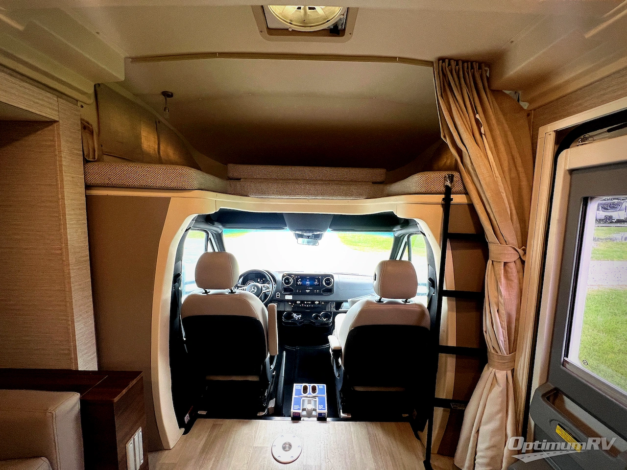 2021 Winnebago Navion 24D Photo 6