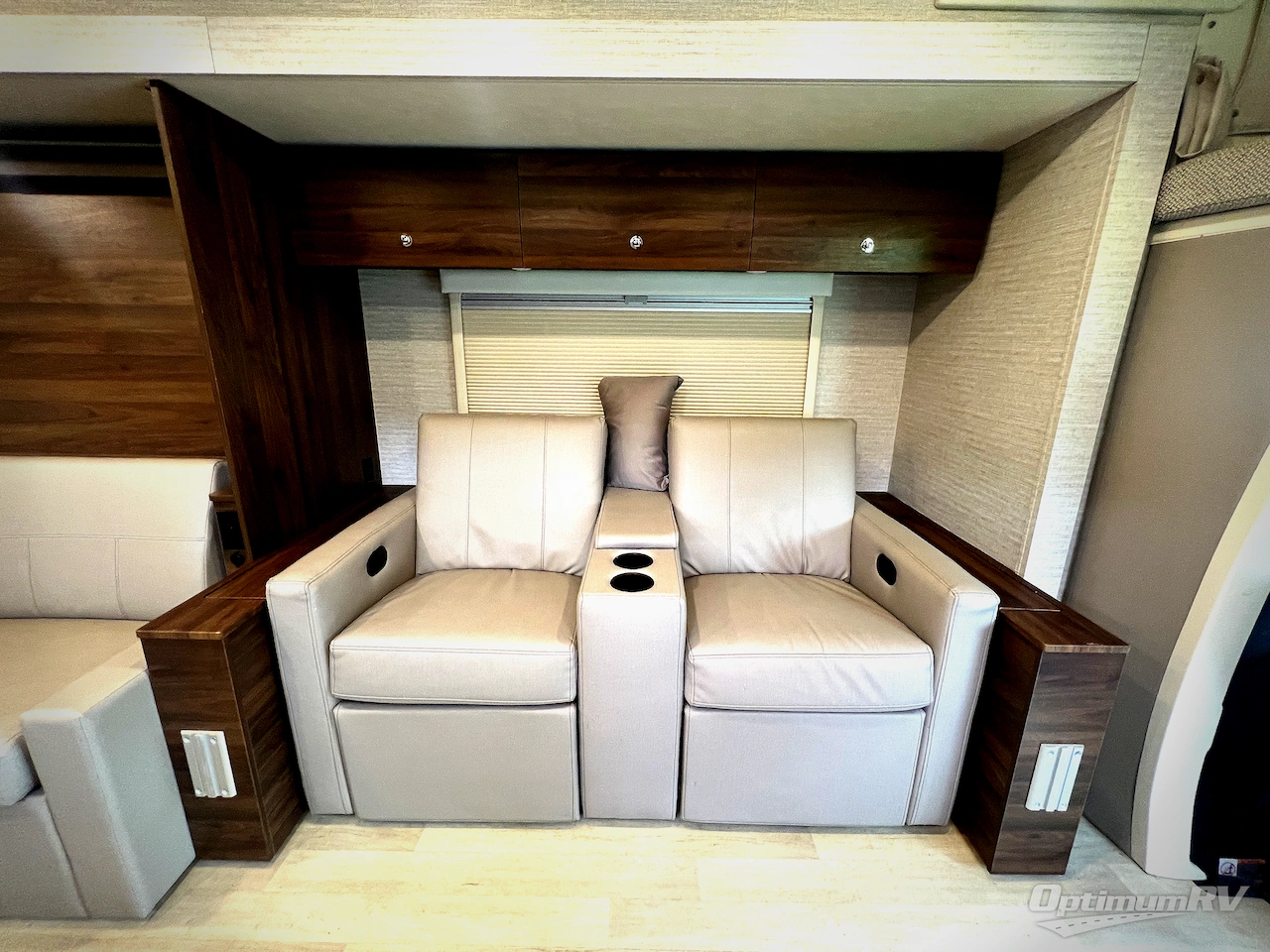 2021 Winnebago Navion 24D Photo 8