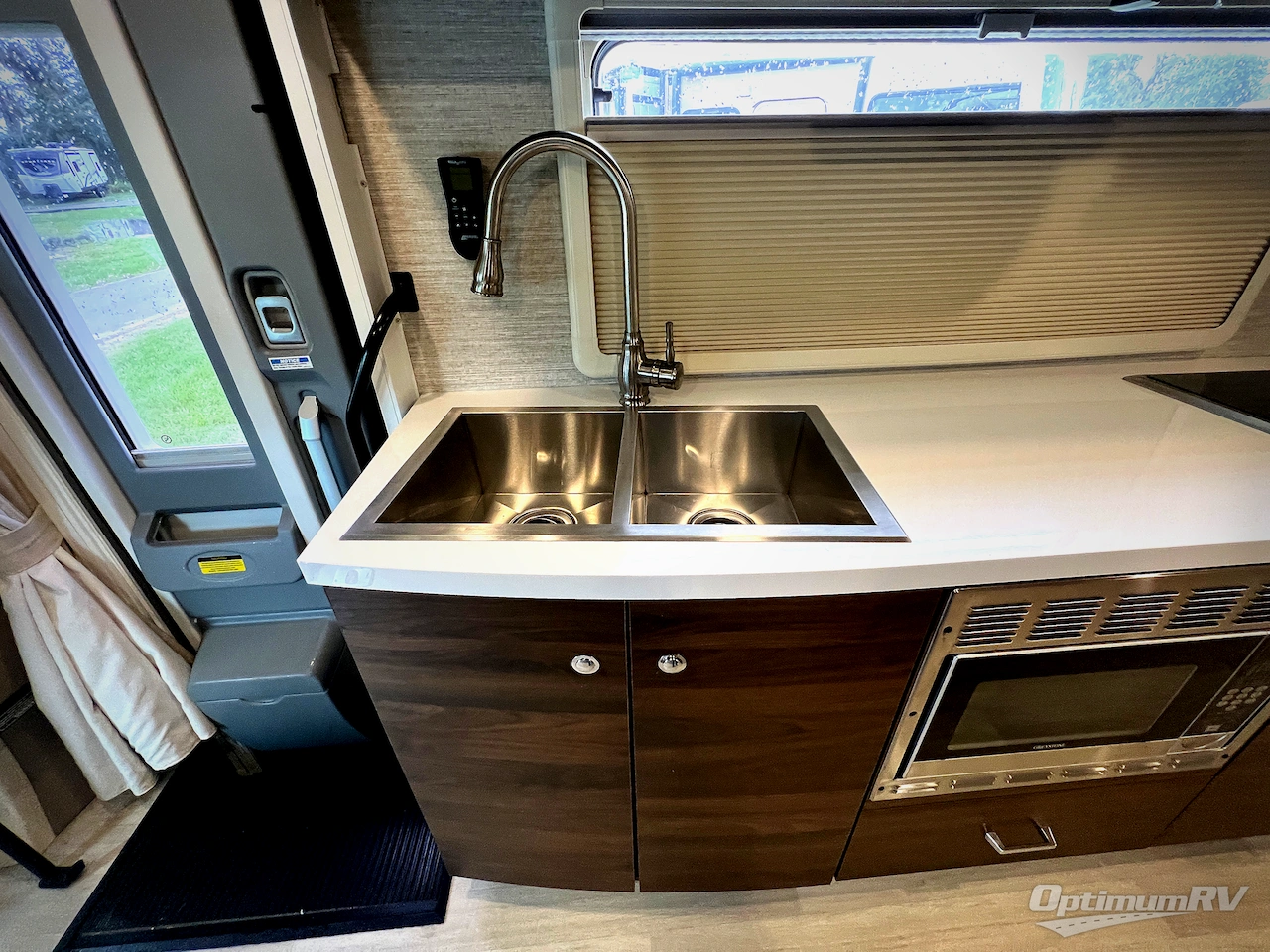 2021 Winnebago Navion 24D Photo 10