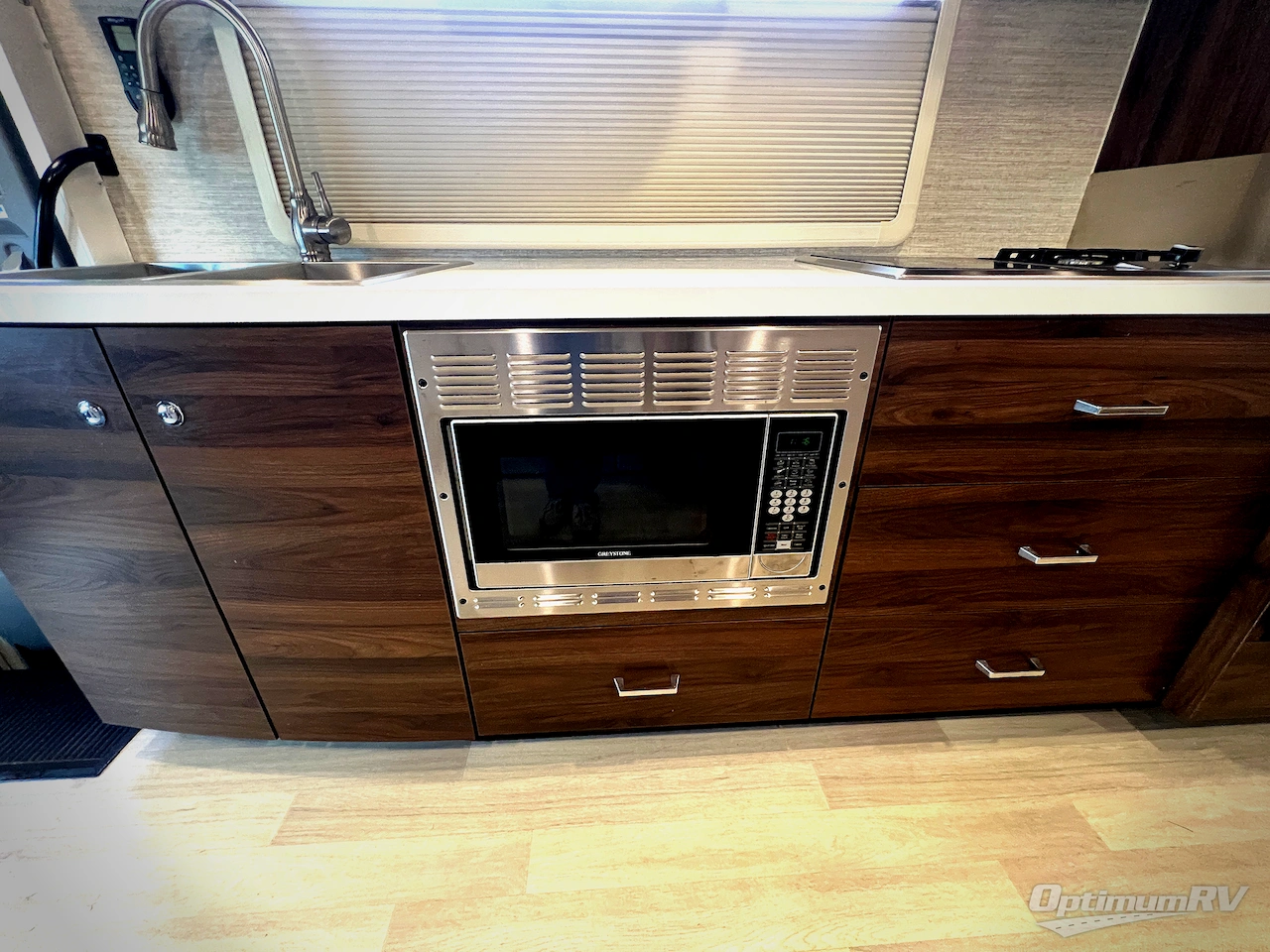 2021 Winnebago Navion 24D Photo 11
