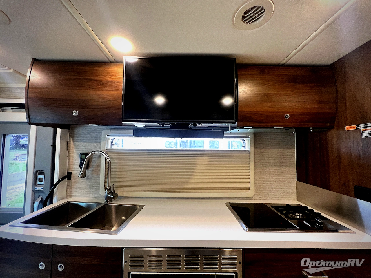 2021 Winnebago Navion 24D Photo 13