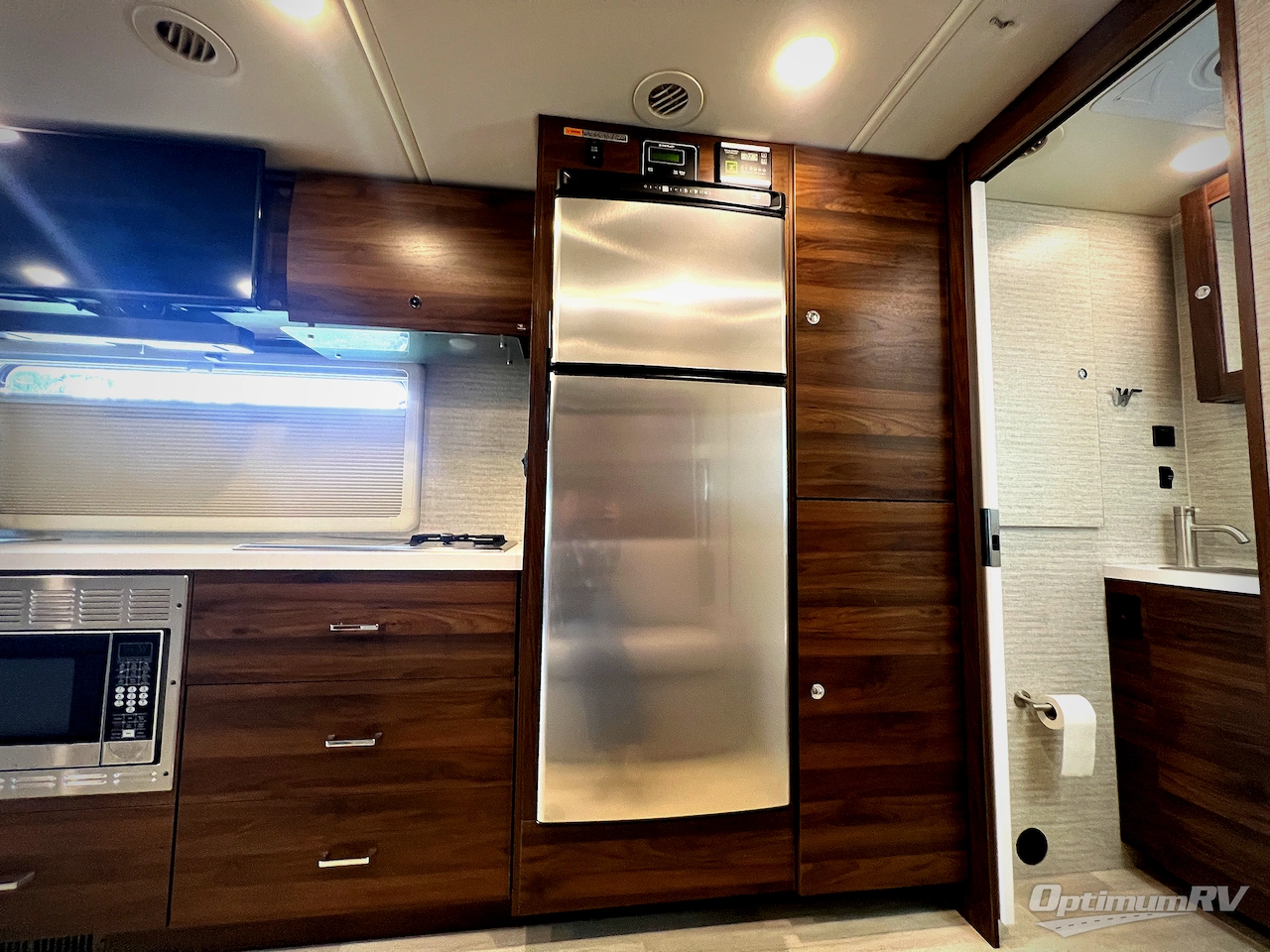 2021 Winnebago Navion 24D Photo 14