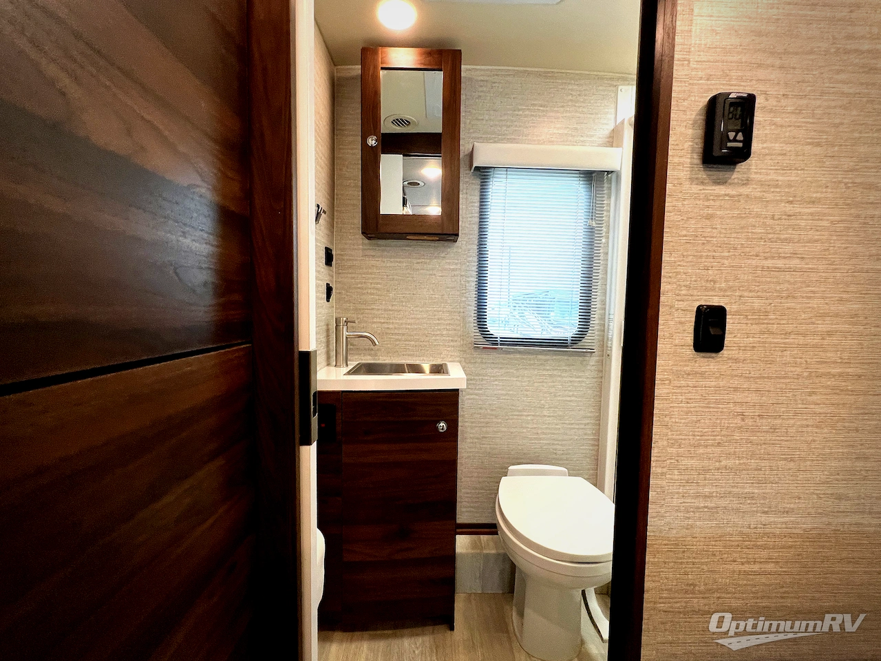 2021 Winnebago Navion 24D Photo 19