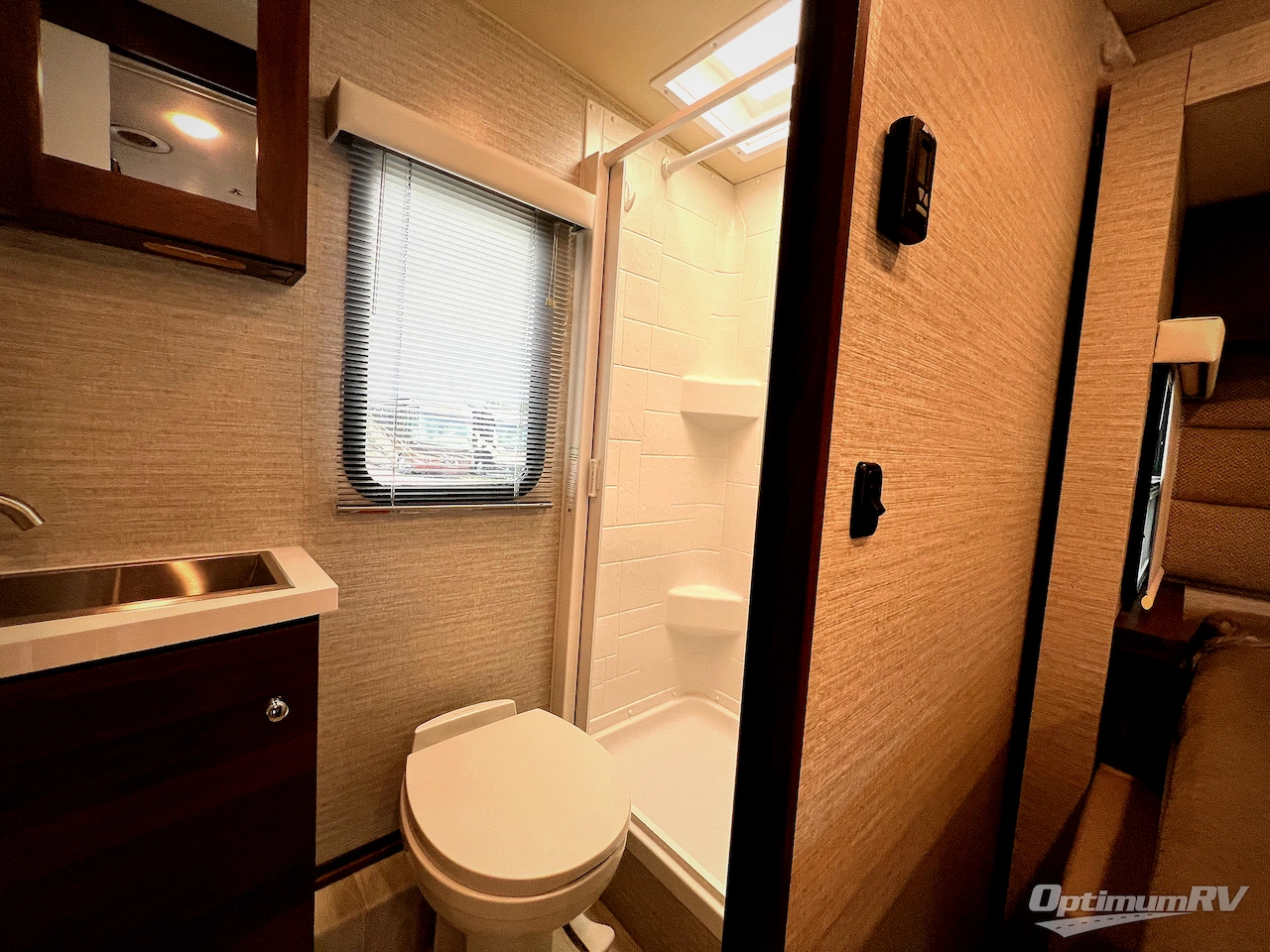 2021 Winnebago Navion 24D Photo 20