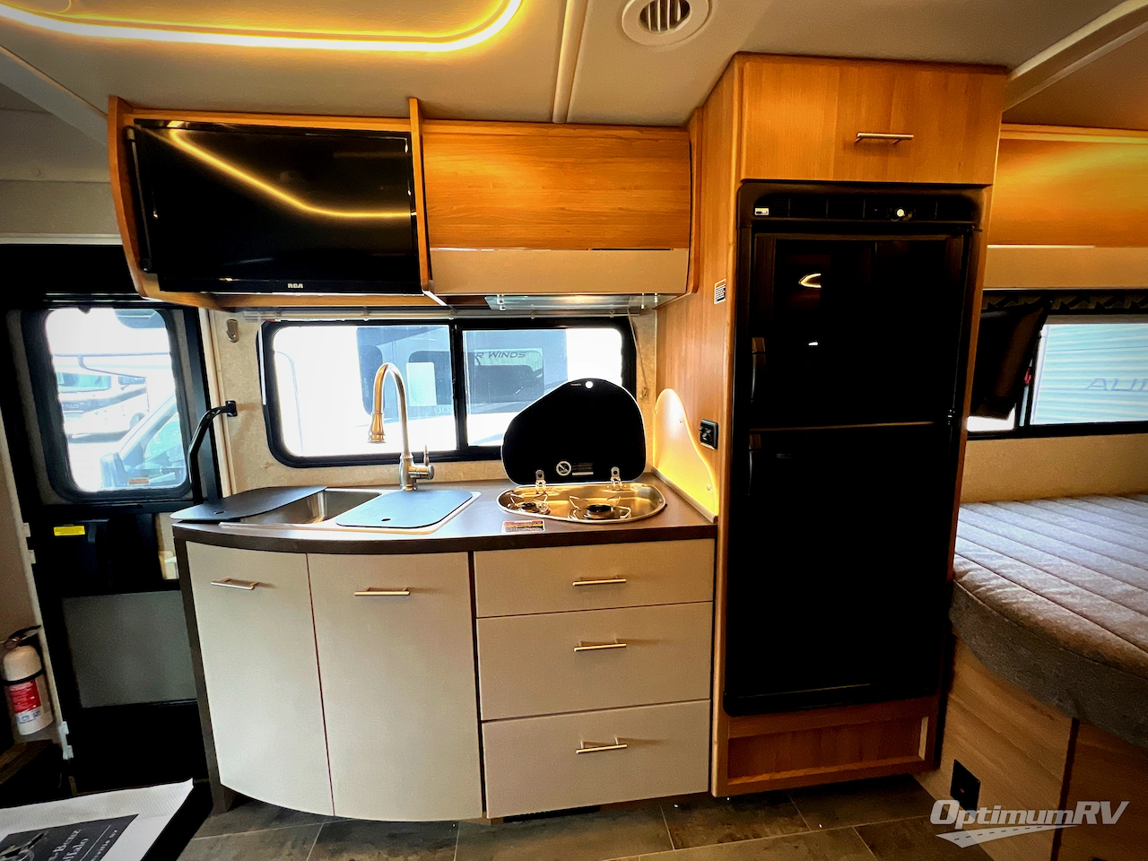 2019 Winnebago Navion 24J Photo 8
