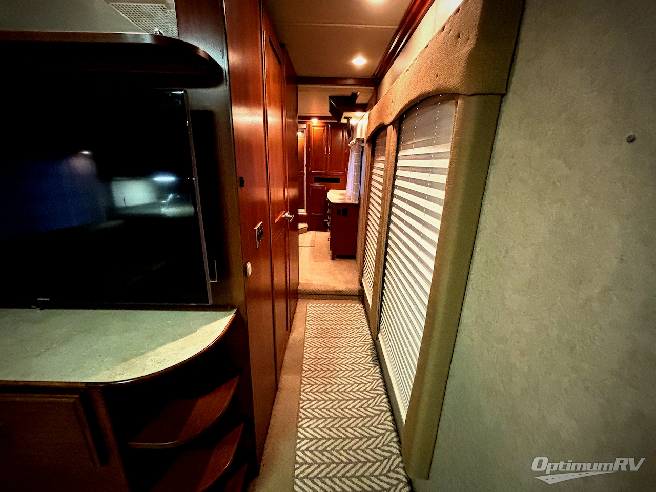 2008 Fleetwood Discovery 40X Photo 12