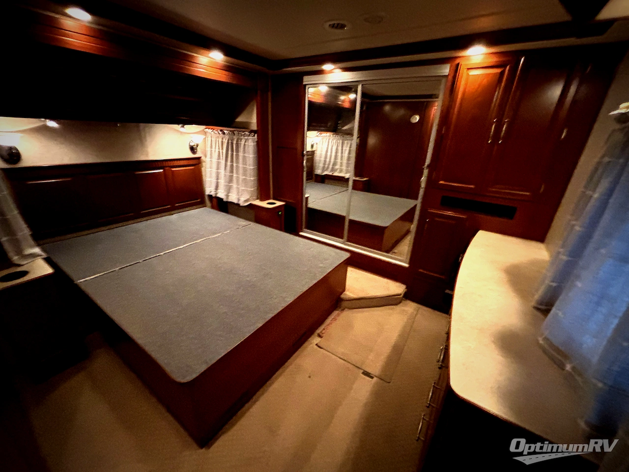 2008 Fleetwood Discovery 40X Photo 14