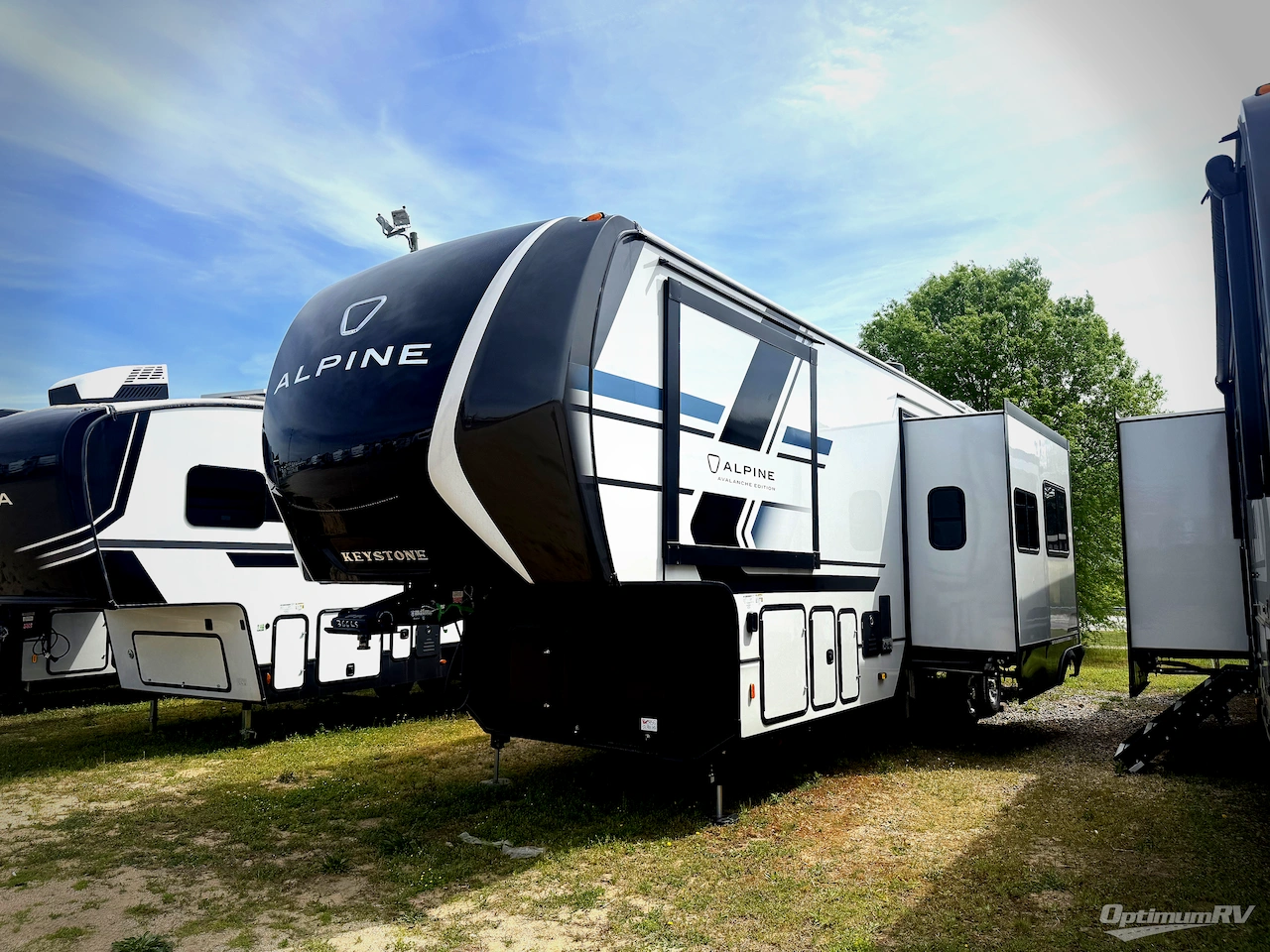 2026 Keystone Alpine Avalanche Edition 366LS Photo 4
