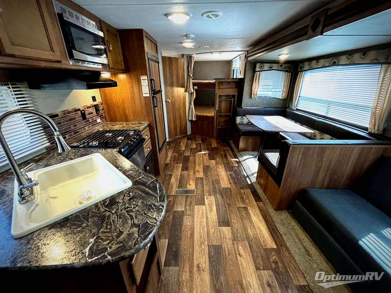 2017 Keystone Summerland 2820BH Photo 3