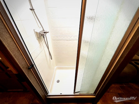 2016 Thor Hurricane 35C RV Photo 3