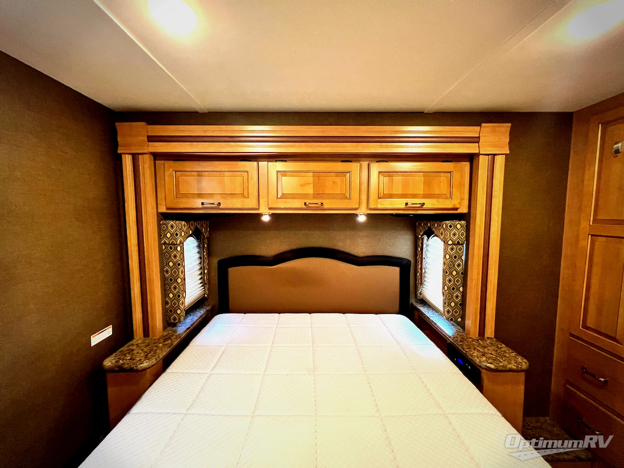 2016 Thor Hurricane 35C Photo 22