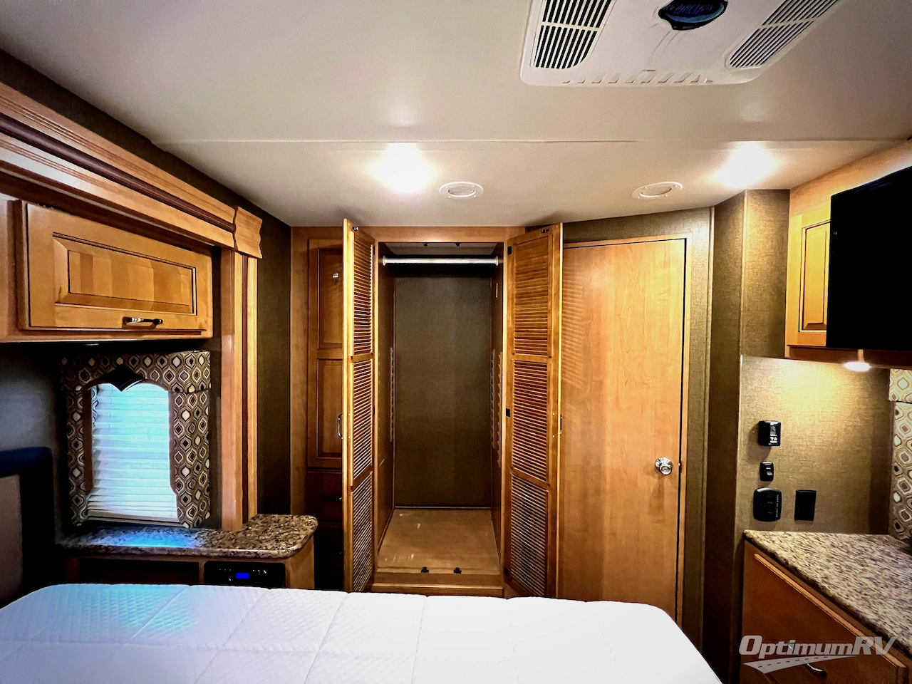 2016 Thor Hurricane 35C Photo 25