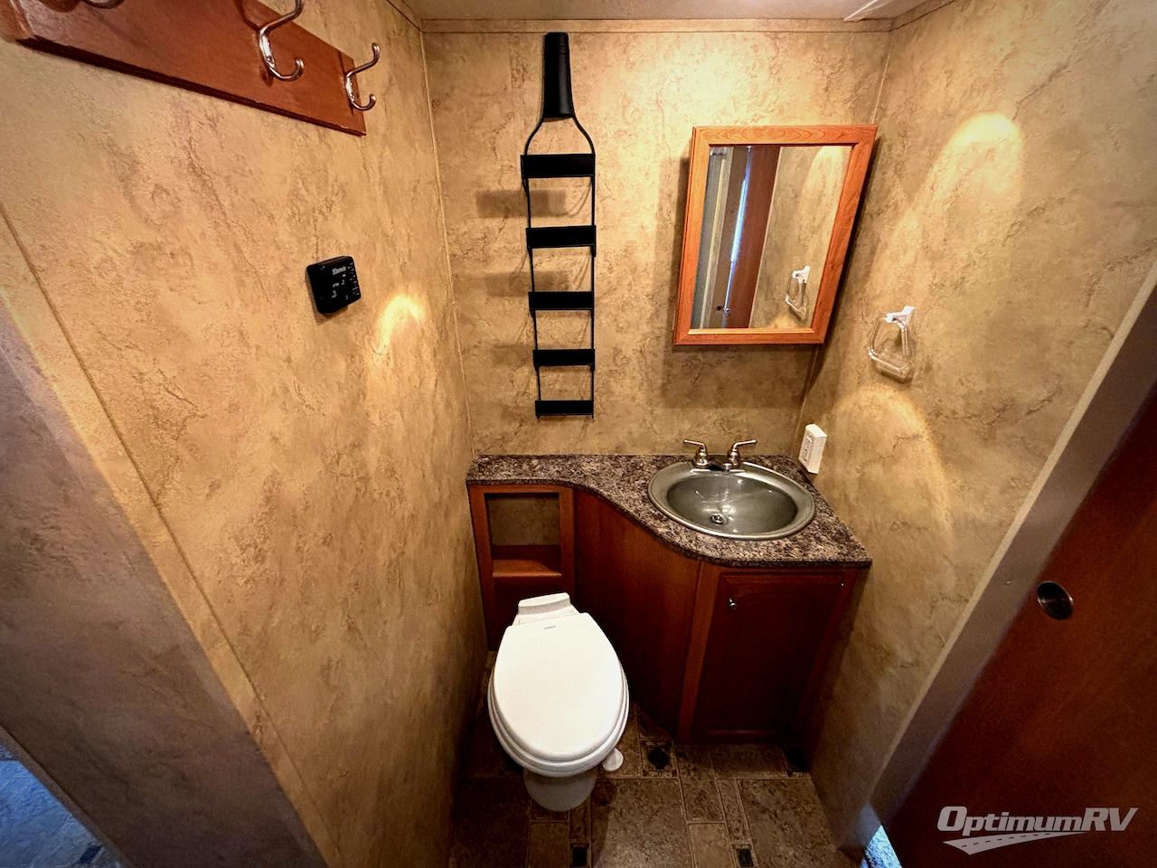 2010 Keystone Cougar X-Lite 27RLS Photo 12