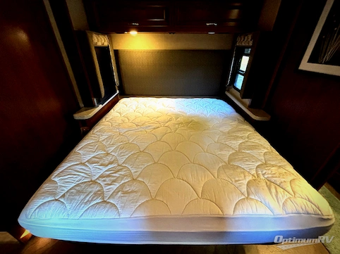 2016 Fleetwood Bounder 35K RV Photo 4