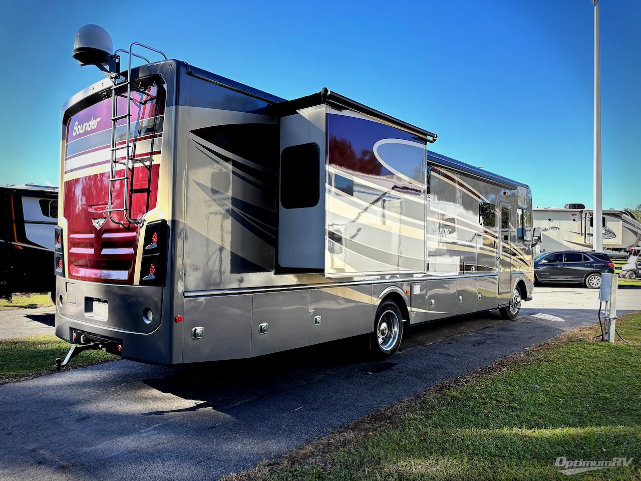 2016 Fleetwood Bounder 35K Photo 2