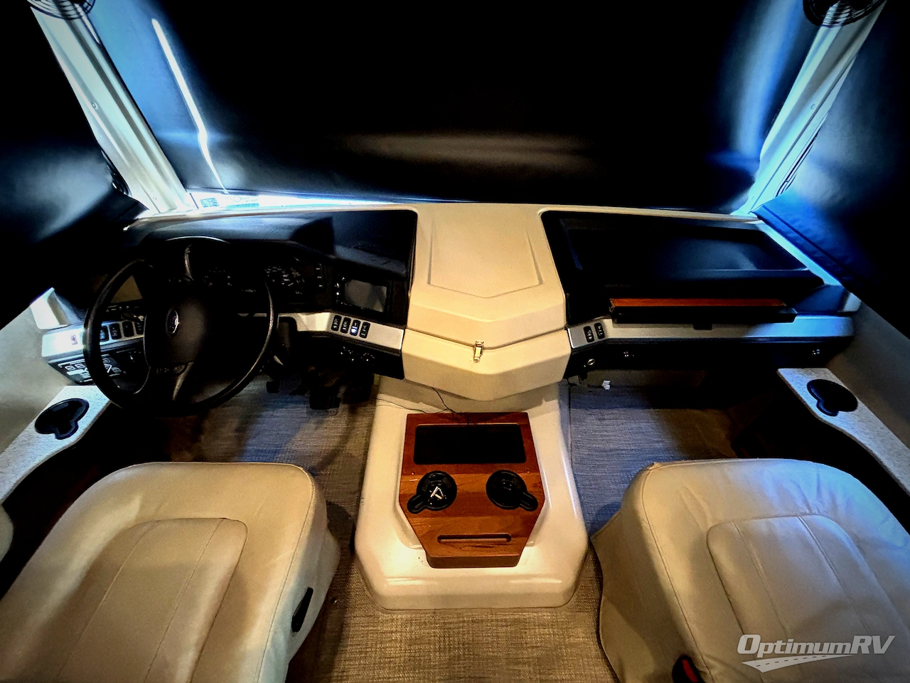 2016 Fleetwood Bounder 35K Photo 8