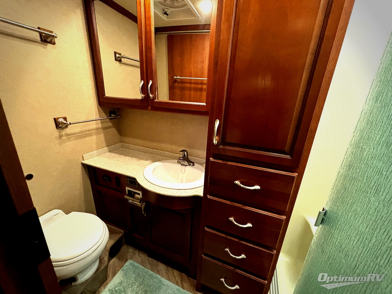 2016 Fleetwood Bounder 35K Photo 18