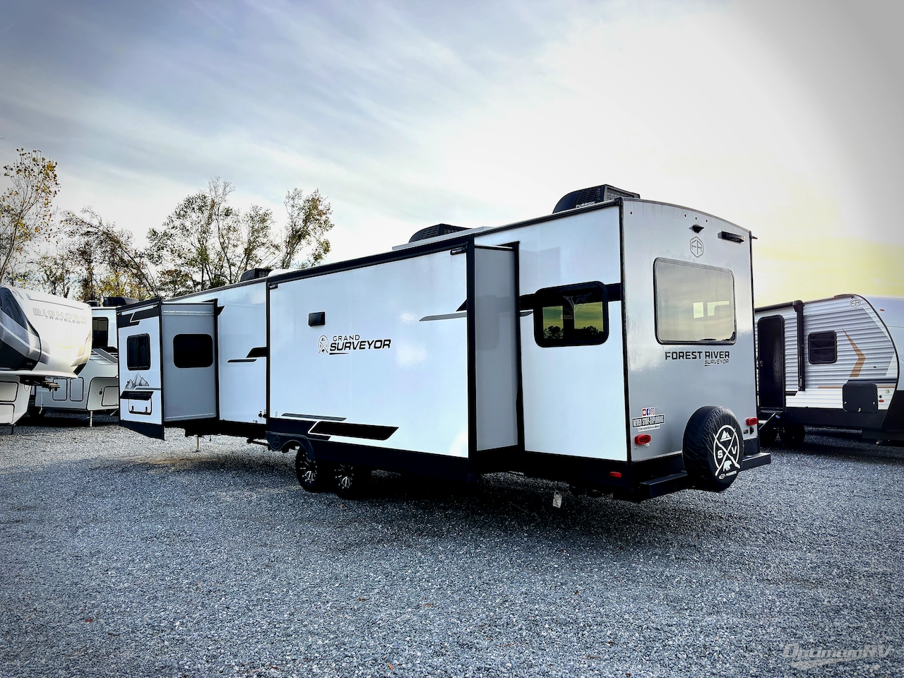 2025 Forest River Grand Surveyor 305RLBS Photo 3