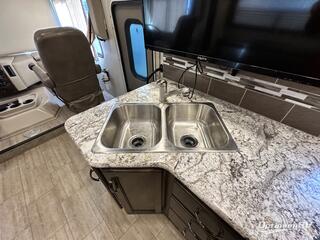 2019 Thor Freedom Traveler A27 RV Photo 3