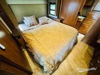 2017 Fleetwood Bounder 35K RV Photo 4