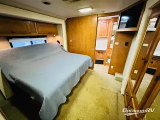 2008 Gulf Stream SuperNova 6400 RV Photo 4