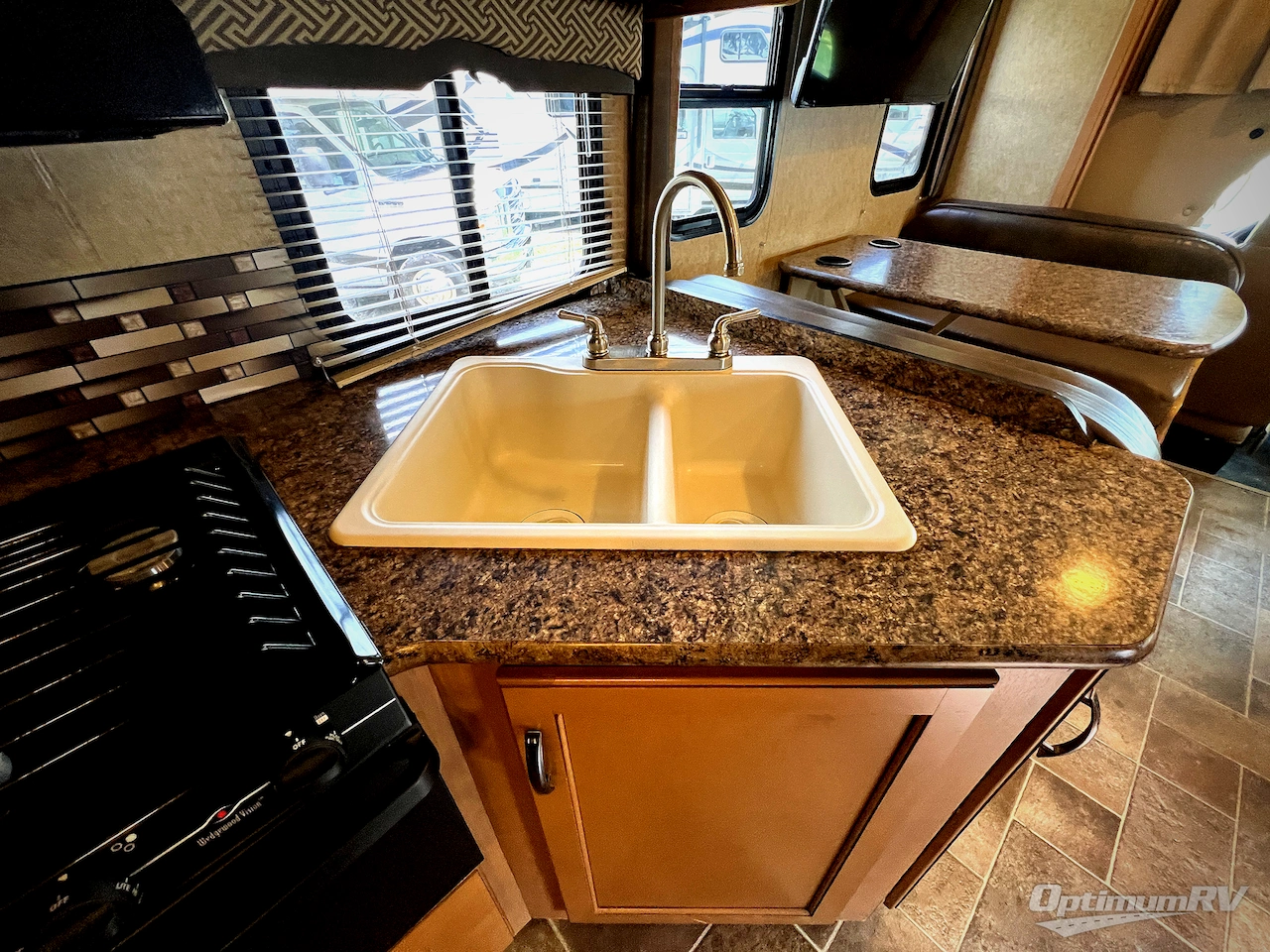 2017 Thor Chateau 28Z Photo 10