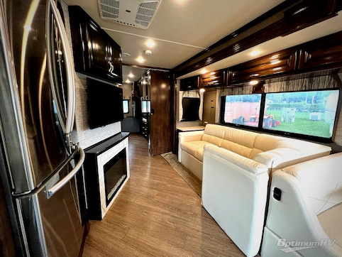 2020 Fleetwood Bounder 33C RV Photo 2