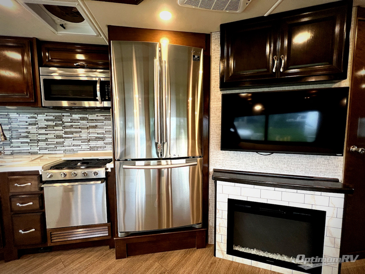 2020 Fleetwood Bounder 33C Photo 16
