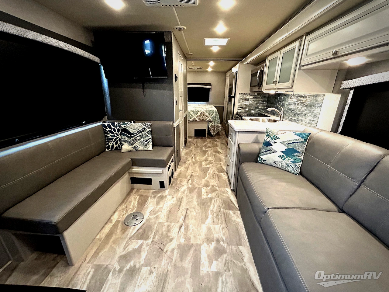 2021 Fleetwood Flair 29M Photo 4