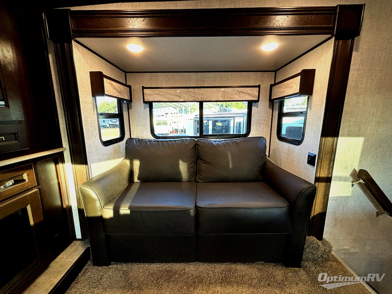 2021 Palomino Columbus 389FLC Photo 8