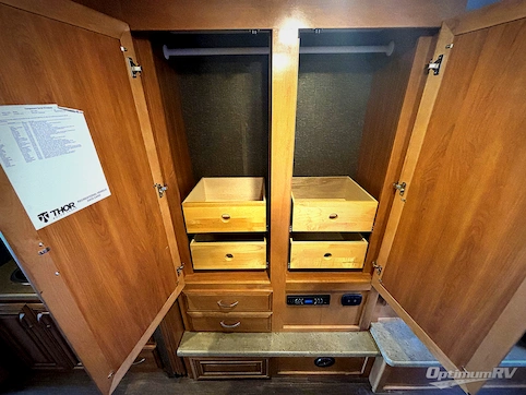 2016 Thor Challenger 36TL RV Photo 3