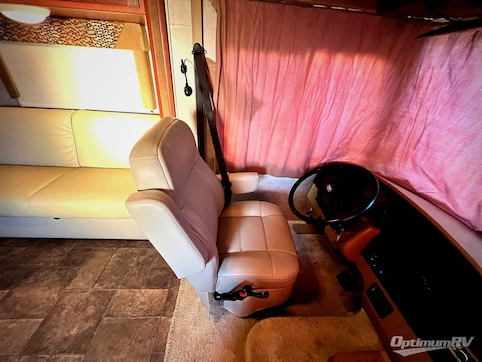 2014 Winnebago Sunstar 31KE RV Photo 2
