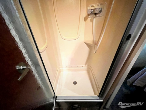 2014 Winnebago Sunstar 31KE RV Photo 4