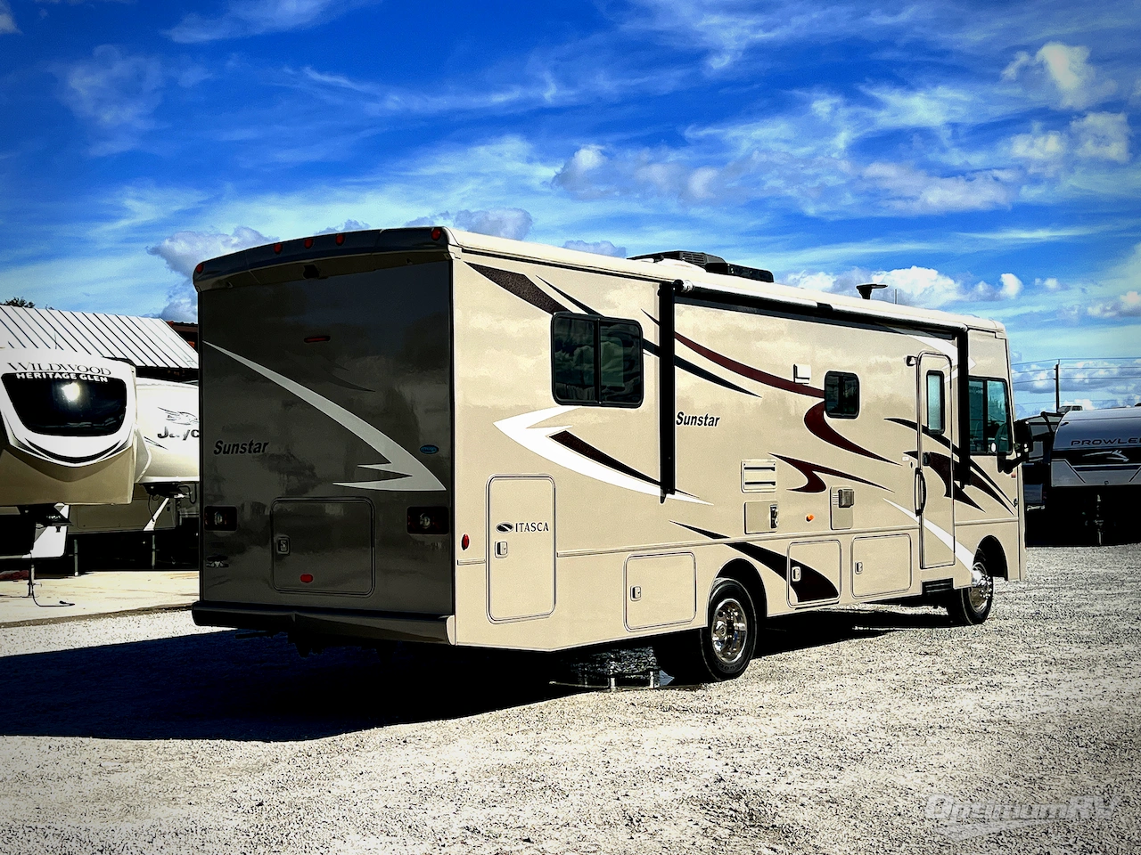 2014 Winnebago Sunstar 31KE Photo 2