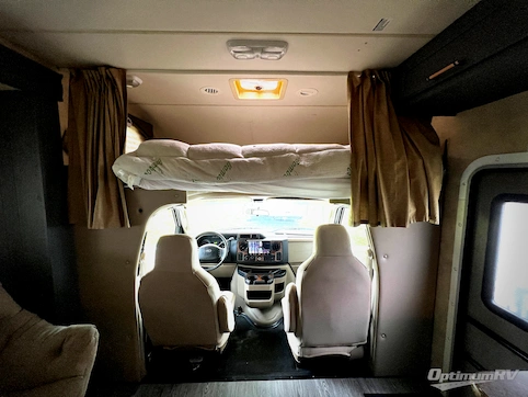 2012 Thor Chateau 31A RV Photo 2