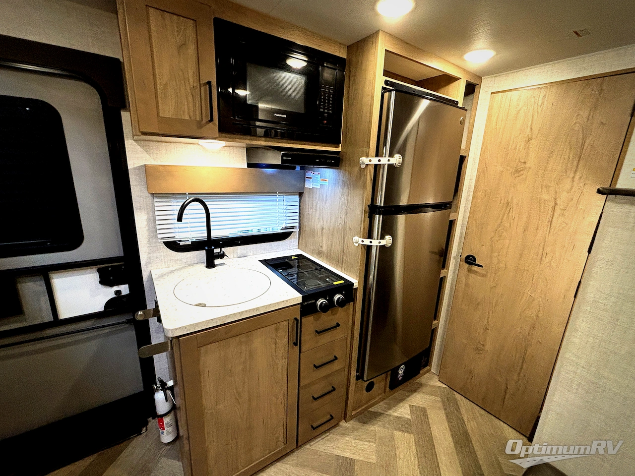 2022 Ember Overland Series 170MBH Photo 6