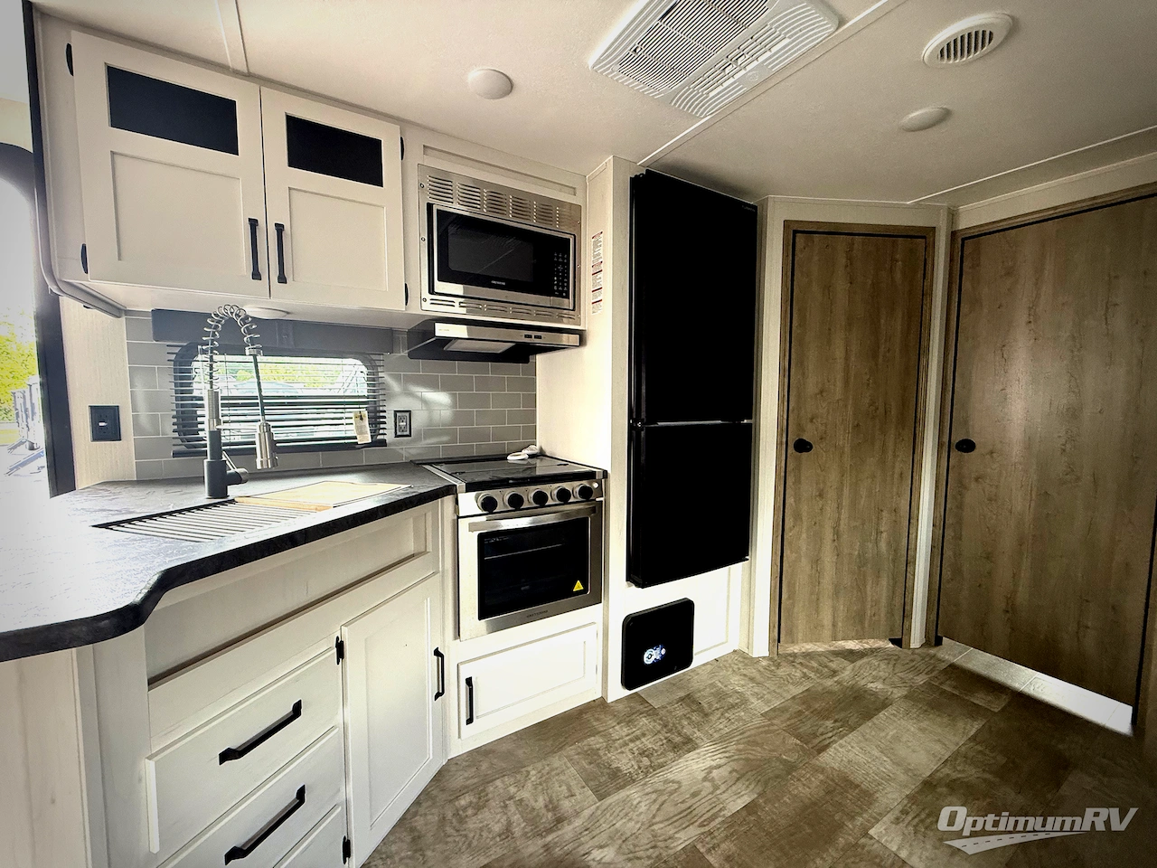 2024 Palomino Puma 32BHQS Photo 9