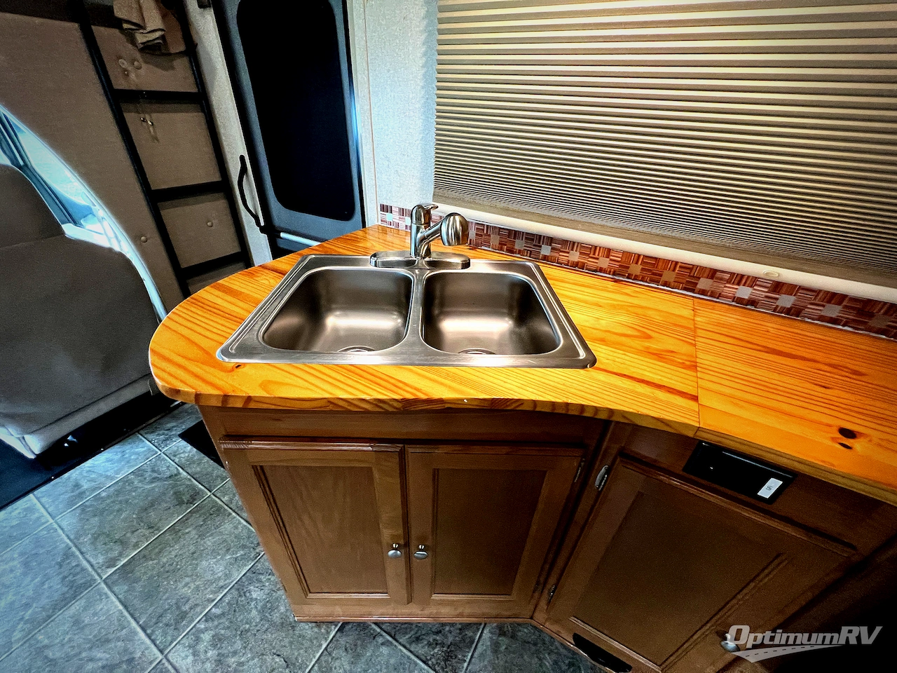 2019 Coachmen Leprechaun 280BH Ford 450 Photo 12