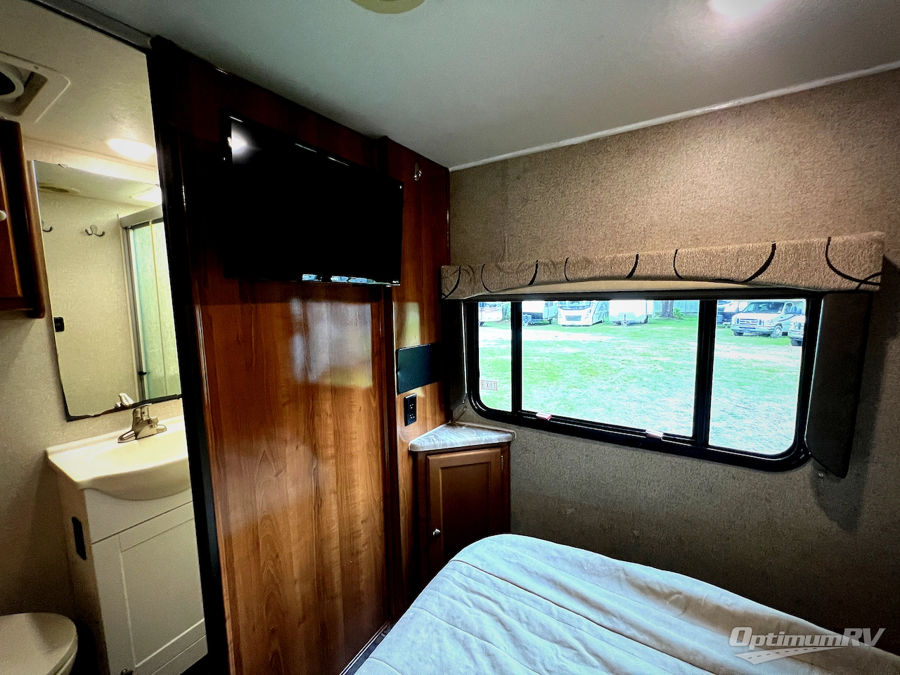 2019 Coachmen Leprechaun 280BH Ford 450 Photo 17
