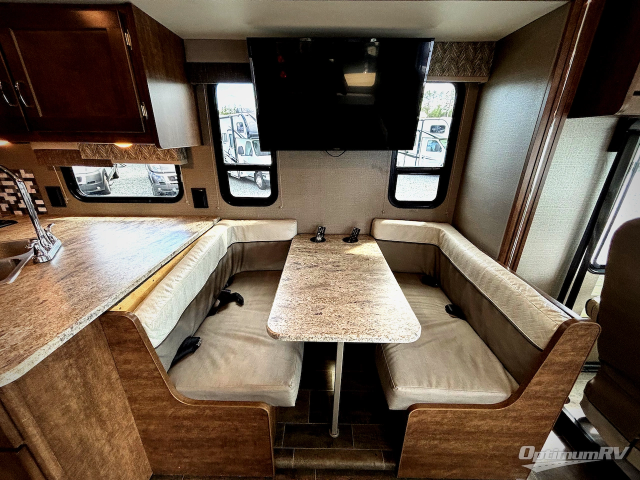 2018 Winnebago Intent 31P Photo 5