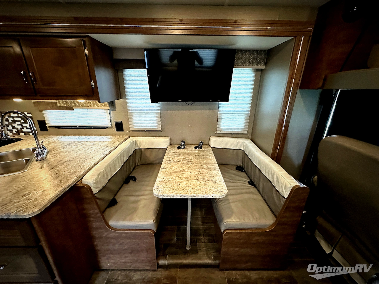 2018 Winnebago Intent 31P Photo 13