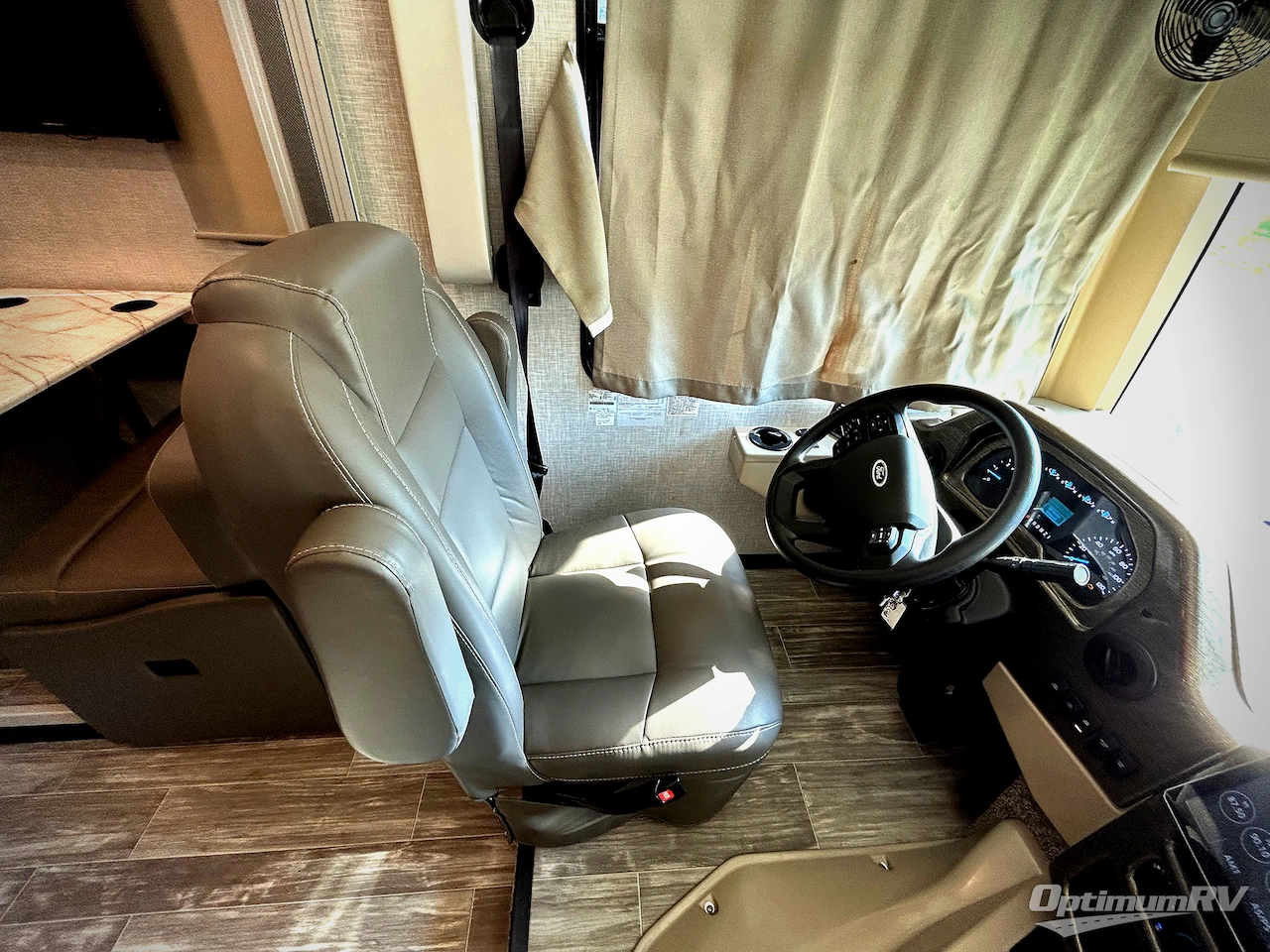 2021 Thor Hurricane 34J Photo 7