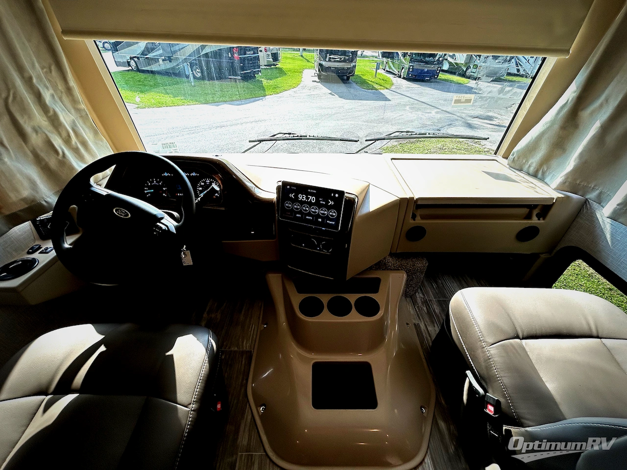 2021 Thor Hurricane 34J Photo 8