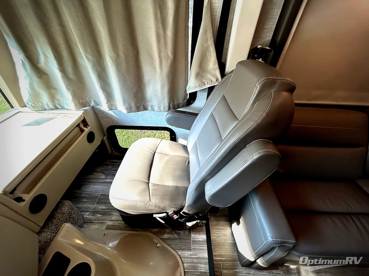 2021 Thor Hurricane 34J Photo 9