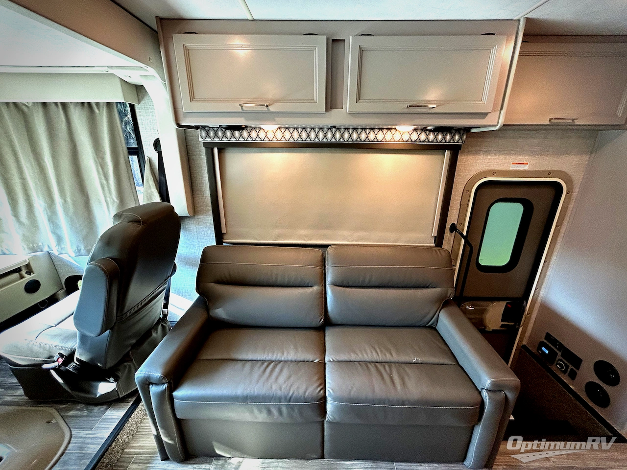 2021 Thor Hurricane 34J Photo 10