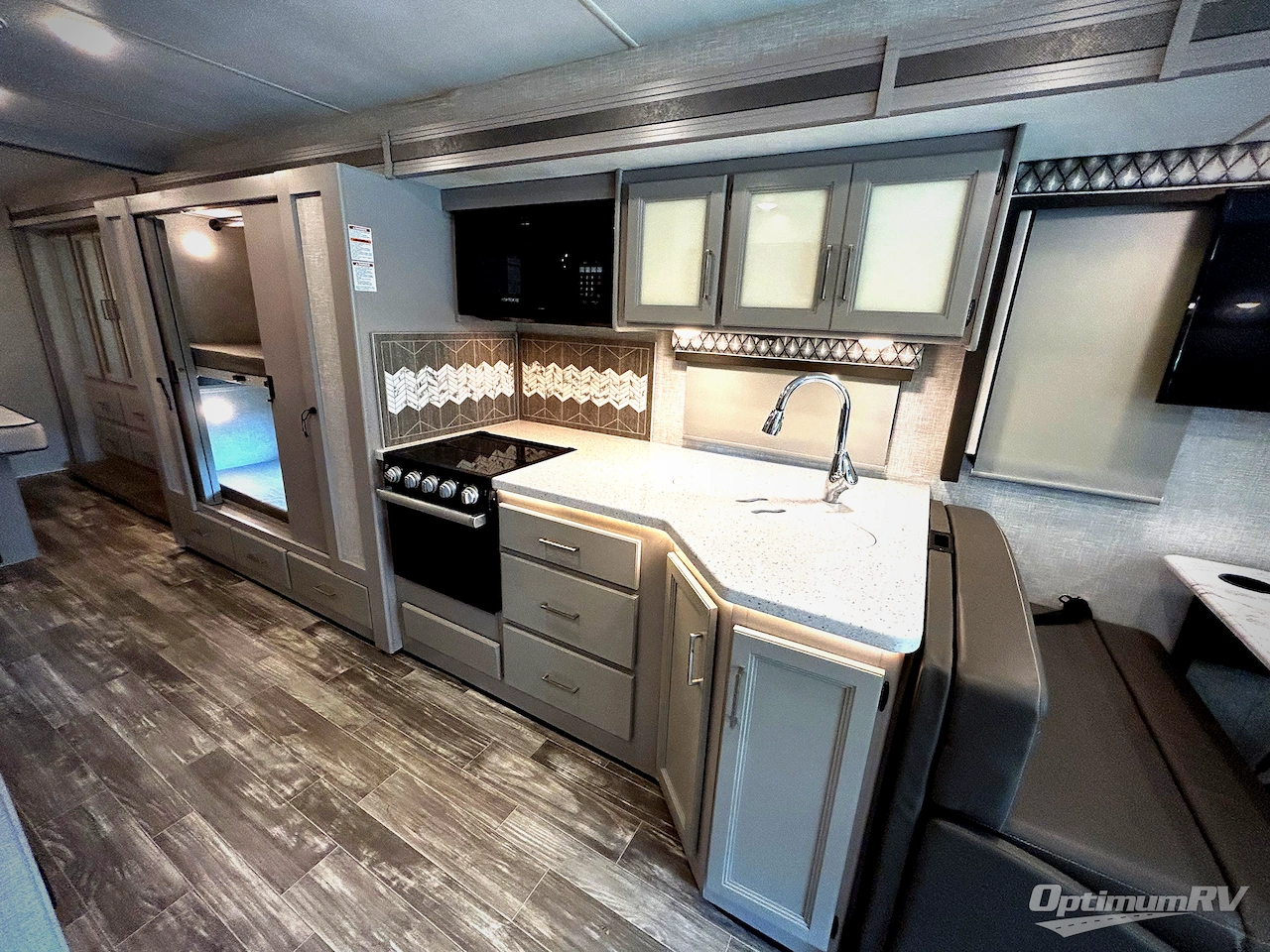 2021 Thor Hurricane 34J Photo 12