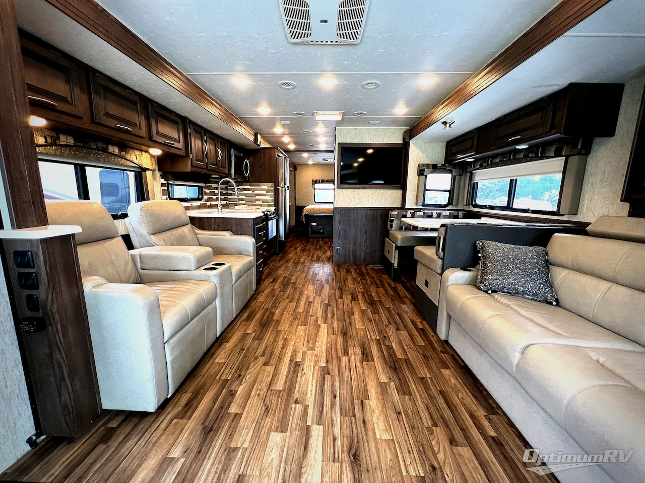 2019 Coachmen Mirada 35OS Photo 4