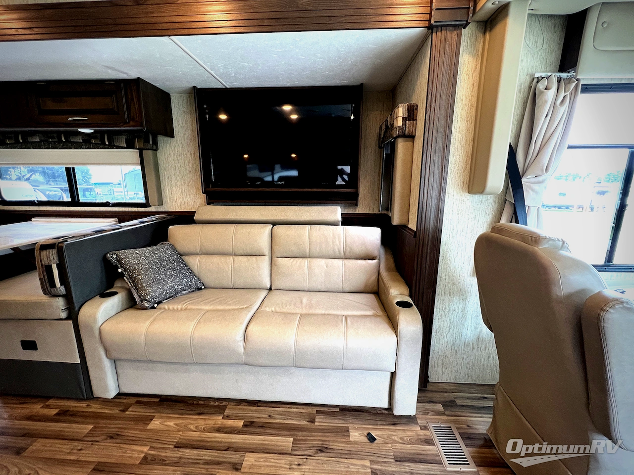 2019 Coachmen Mirada 35OS Photo 7