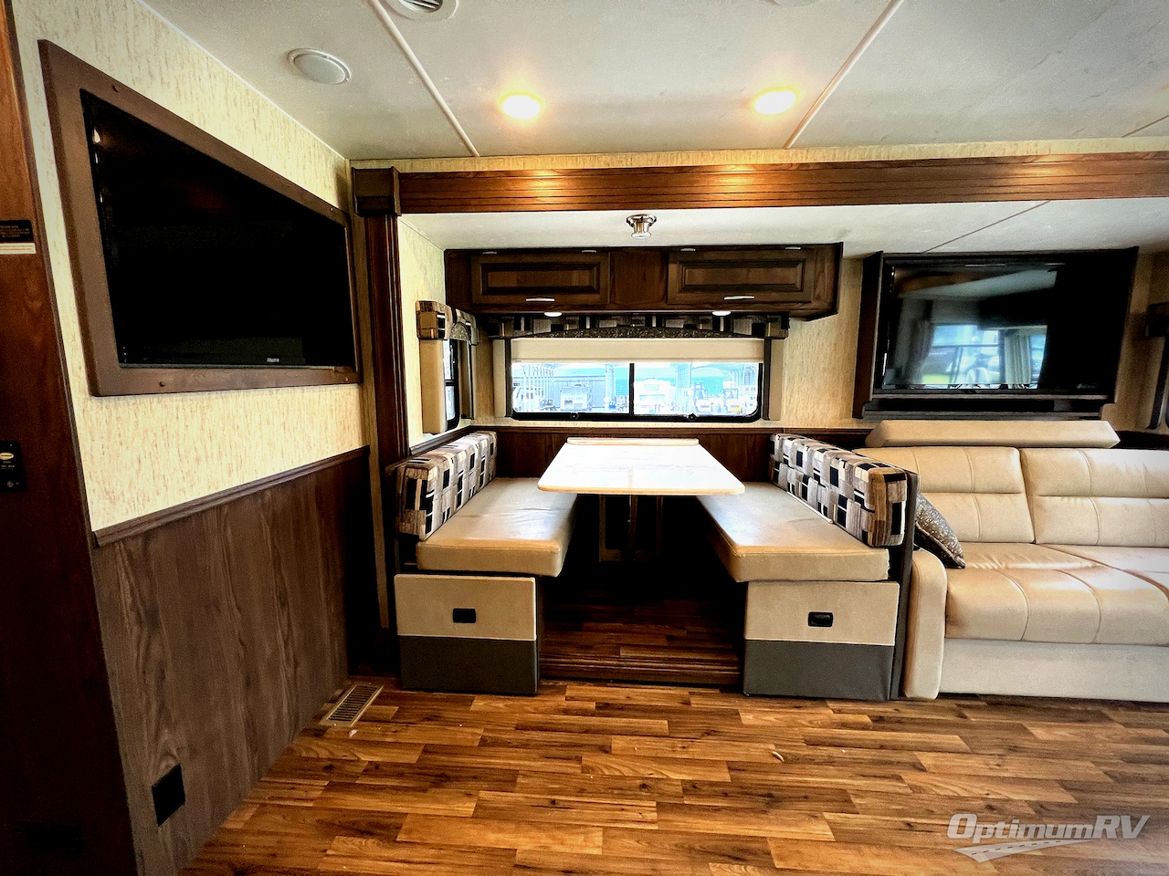 2019 Coachmen Mirada 35OS Photo 9