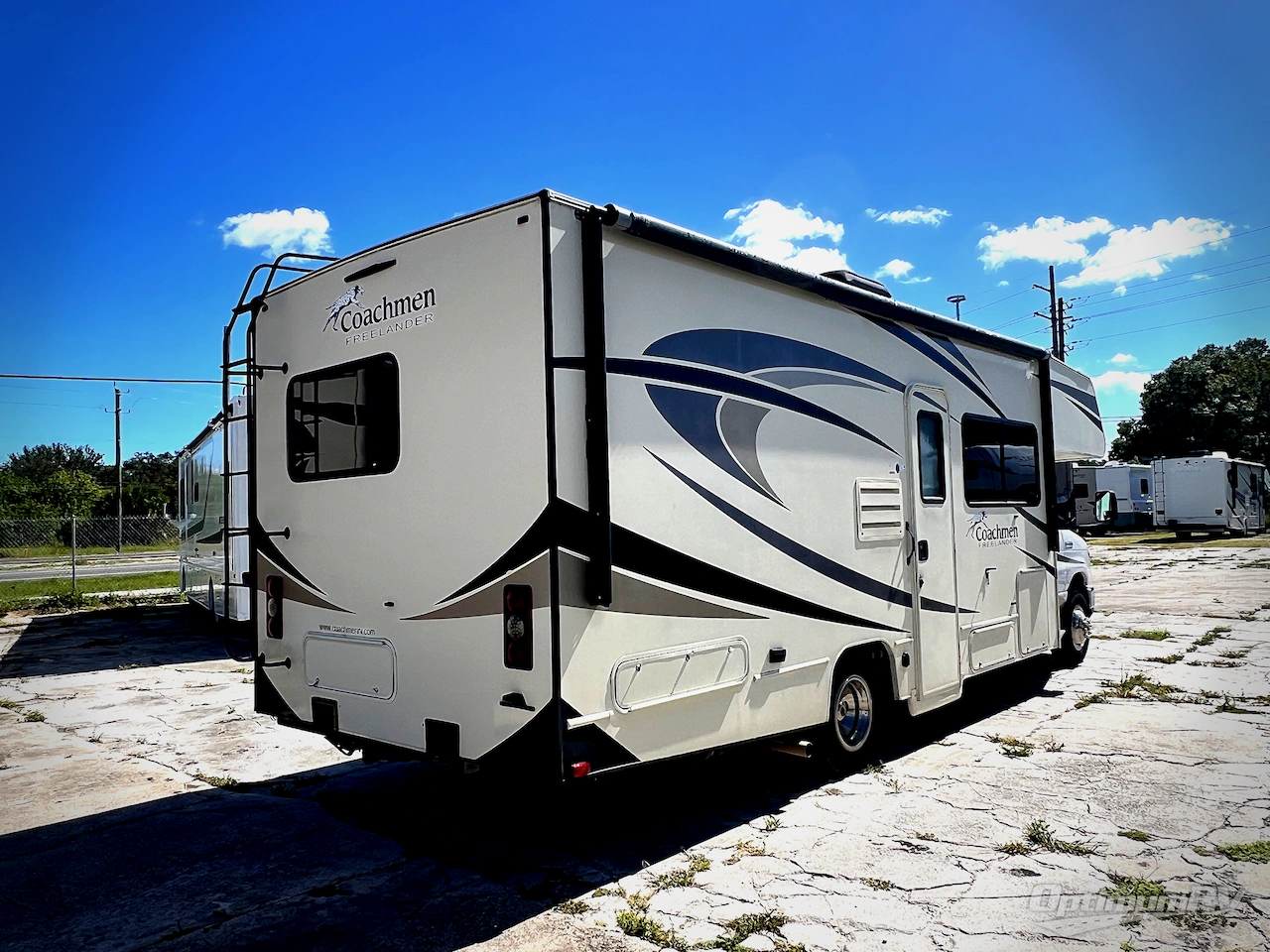 2018 Coachmen Freelander 26RS Ford 350 Photo 2